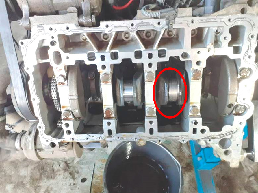 Фото 19. Шатунная шейка коленчатого вала 3-го цилиндра имеет значительный износ.