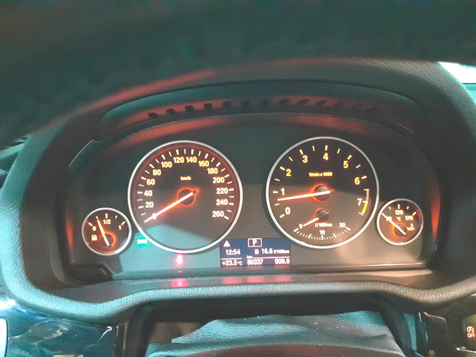 Фото 6. На панели приборов отсутствуют индикаторы и сигнализаторы, указывающие на неисправность двигателя.