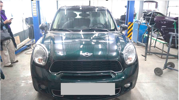 Фото 1. Вид автомобиля спереди и государственный регистрационный знак.