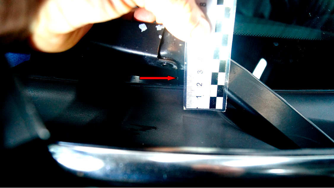 Фото 14. Месторасположение скола на стекле (показан красной стрелкой).