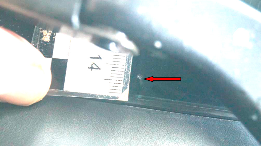 Фото 15. Месторасположение скола на стекле (показан красной стрелкой).