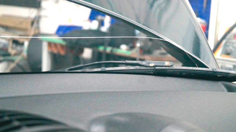 Фото 11. Расположение трещины на лобовом стекле.