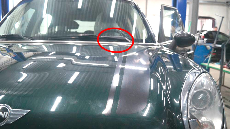 Фото 12. Месторасположение скола на стекле (показано в красном круге).