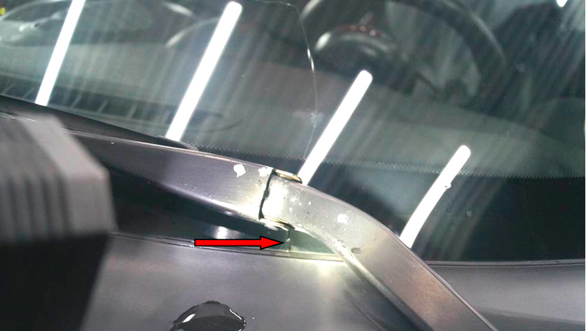 Фото 13. Месторасположение скола на стекле (показан красной стрелкой).