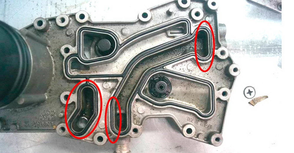 Фото 2. В красном круге места разрушения резиновой прокладки теплообменника (со стороны масляного фильтра)