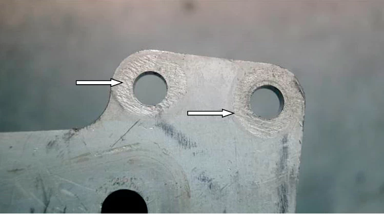 Фото 21. Следы в виде отпечатков (оттисков), оставленные от крепежа деталей