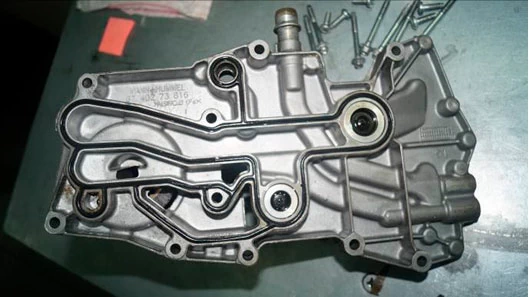 Фото 33. Прокладка корпуса охладителя «EGR» повреждений не имеет