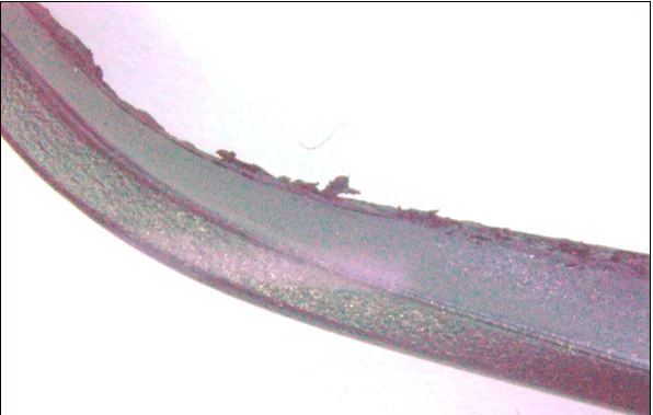 Фото 2. Внешний вид трещин на поверхности прокладки теплообменника и разъедания резины на верхней кромке (увеличение 7,8х)