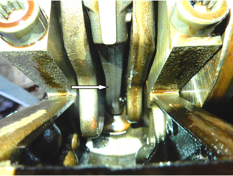 Фото 10. Деформированный шатун 1-го цилиндра