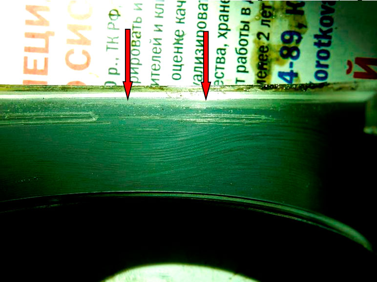 Фото 16. Шатунный вкладыш имеет износ с одной стороны