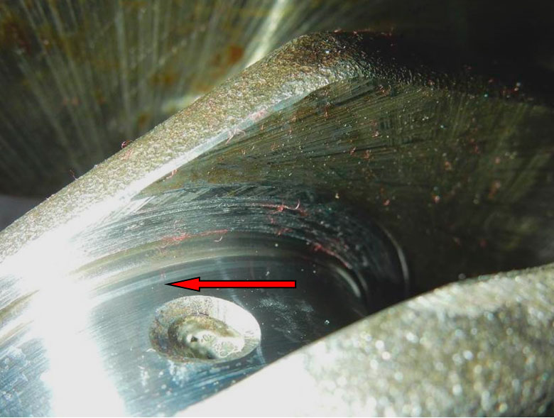 Фото 17. На шатунной шейки коленчатого вала имеется износ с одной стороны