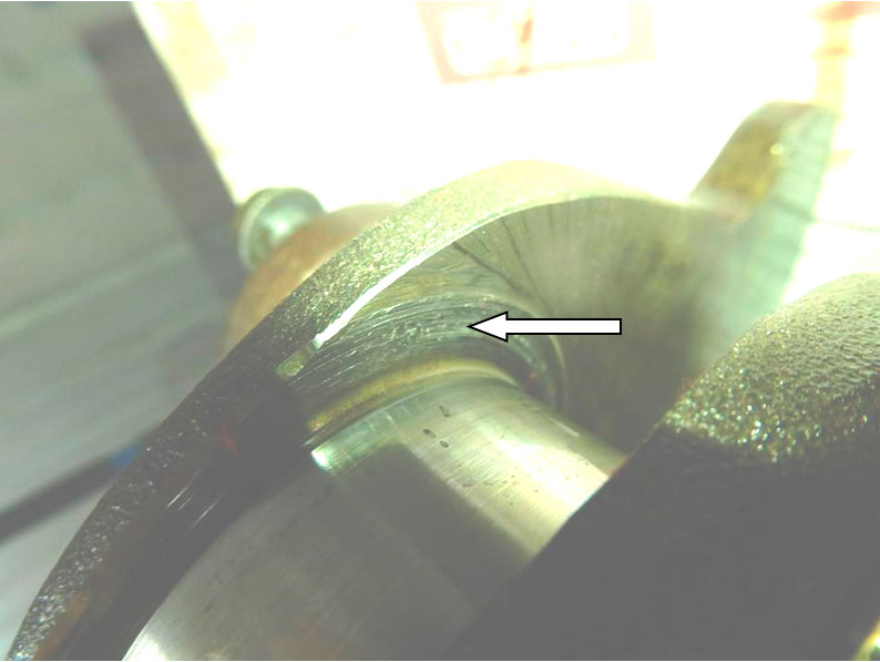 Фото 18. На щеке коленчатого вала зафиксированы следы, оставленные от контактного взаимодействия в виде кольцевых царапин и задиров