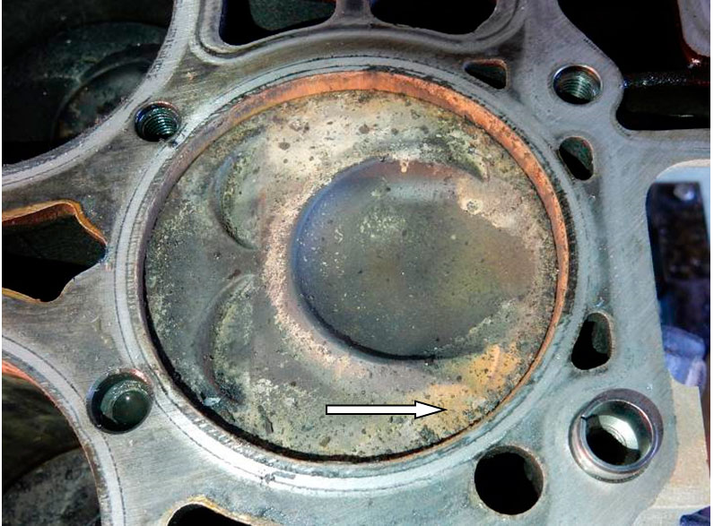 Фото 2. Коррозийные наложения на днище поршня