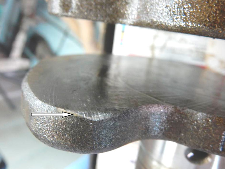 Фото 19. На противовесе видны следы от контактного взаимодействия и локальное смятие металла