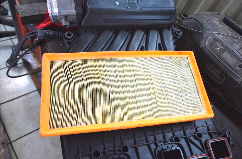 Фото 20. Деформация и коробление бумажного элемента воздушного фильтра