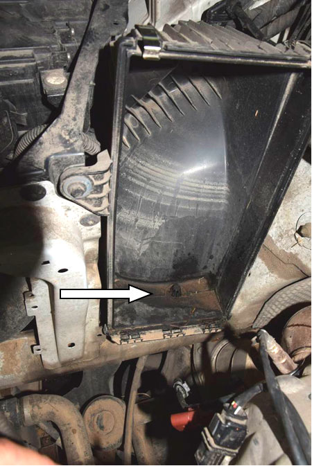 Фото 22. В корпусе воздушного фильтра следы жидкости и грязи