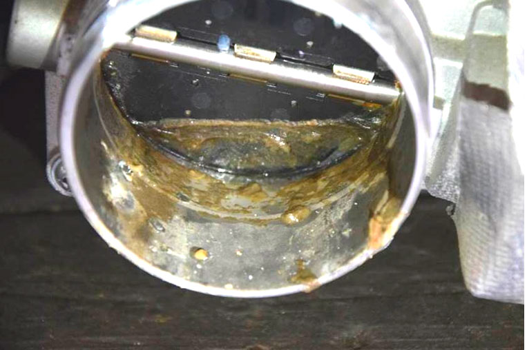 Фото 23. В корпусе воздушной заслонки вещество мутно-зелёного цвета