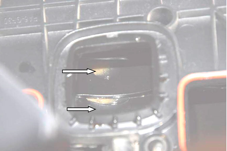 Фото 24. Во впускном коллекторе жидкость мутно серо-зелёного цвета