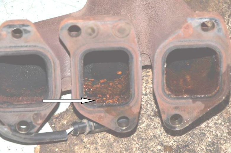 Фото 25. В выпускном коллекторе видны коррозийные наложения