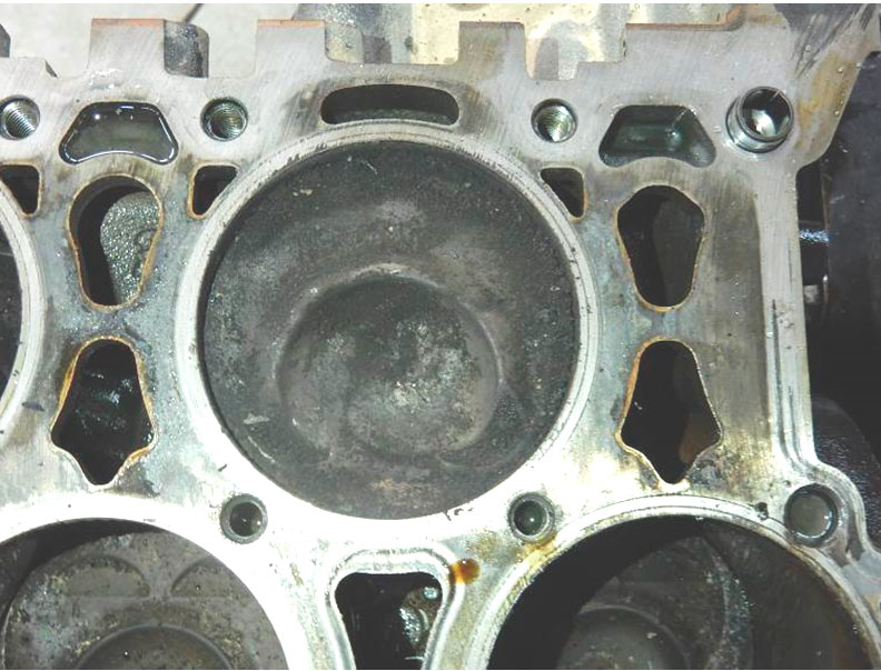 Фото 3. Поршень 1-го цилиндра имеет больше копоти чёрного цвета на днище, чем на других поршнях