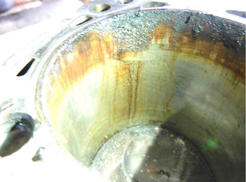 Фото 5. Верхняя часть 1-го цилиндра сильнее закопчена, чем в других цилиндрах