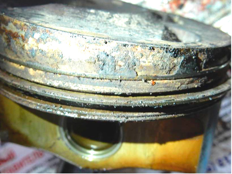 Фото 7. На поршнях грязевые и нагарообразные наложения