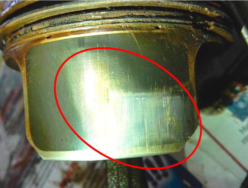 Фото 8. На юбке поршня 1-го цилиндра имеется боковой износ с диагональным пятном контакта (показан в красном овале)