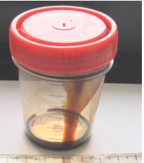 Фото 2. Внешний вид контейнера с образом моторного масла, отобранный из масляного фильтра двигателя с внутренней части