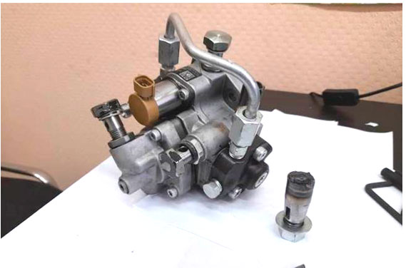 Фото 1. Топливный насос высокого давления (ТНВД) и фрагмент обломанного вала (его привода).