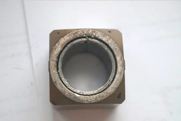 Фото 21. Срез металла на боковой стороне ролика.