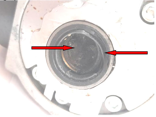 Фото 8. Разорванный уплотнитель и ответный фрагмент разрушенного вала (показано красными стрелками).