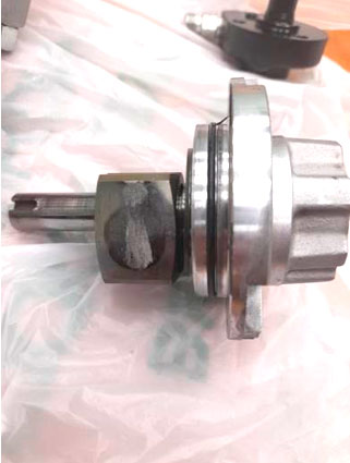 Фото 9. Передняя часть корпуса насоса, ролик и разрушенный фрагмент вала.