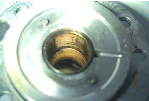 Фото 12. Износ (задиры) и разрушение втулки в передней части корпуса.