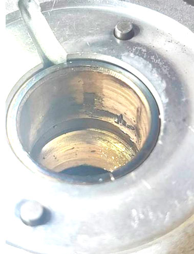 Фото 13. Износ (задиры) и разрушение втулки в передней части корпуса.