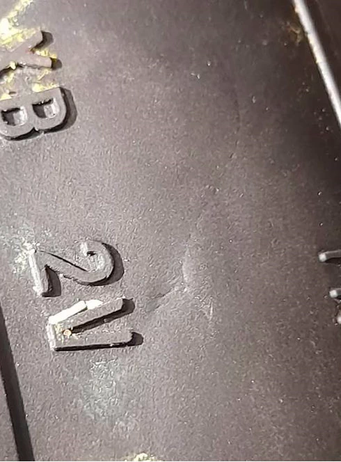 Фото 9. Повреждение на внешней боковине шины в виде вмятины (смятие, пробой, продавливание резины) внутрь неровной формы. От данной вмятины расходятся следы в виде 3-х трасс разной длины