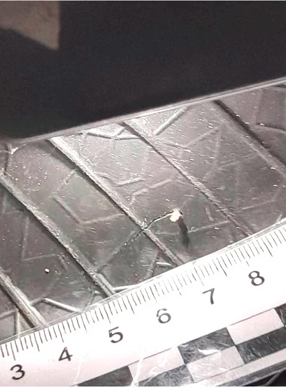 Фото 12. Разрыв нити корда с выдавливанием его внутрь шины. Конец нити корда не имеет следов вытягивания (не разлохмаченный). Трещина резины (герметизирующего слоя и боковины) неровной формы, направлена от разрушенного корда