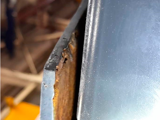 Фото 35. Локальные отверстия, кратеры и коррозийные наложения в задней части левого продольного лонжерона