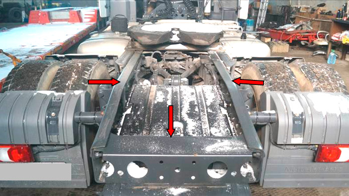 Фото 6. Продольные лонжероны и задняя поперечина рамы (показаны красной стрелкой)