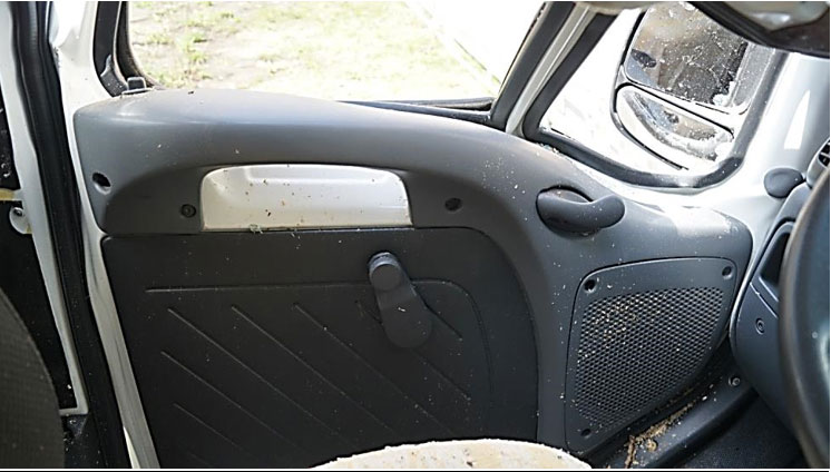 Фото 12. Облицовка передней левой двери деформирована