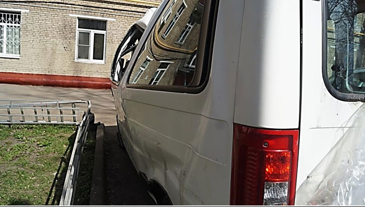 Фото 17. Повреждения левой боковины