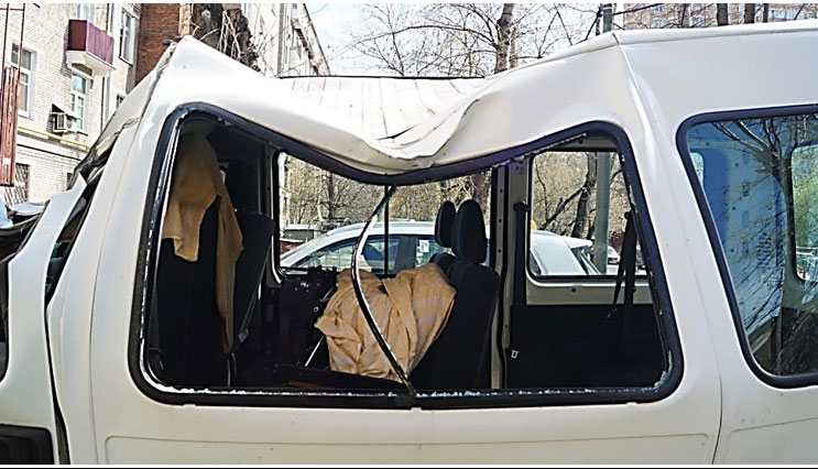 Фото 19. Повреждения левой боковины, разбито переднее стекло