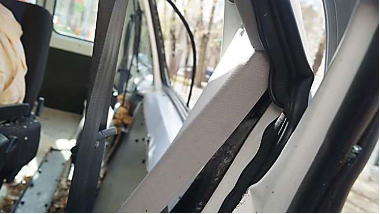 Фото 24. Каркас левой боковины в средней части деформирован, облицовка передней стойки боковины повреждена