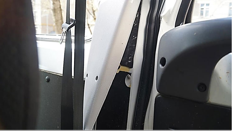 Фото 25. Облицовка передней стойки левой боковины повреждена