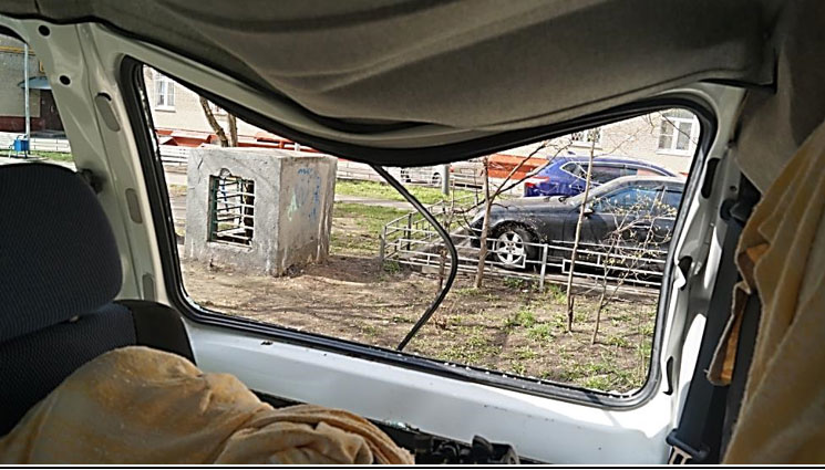 Фото 26. Уплотнитель переднего стекла левой боковины деформирован; верхняя облицовка панели боковины оторвана и деформирована