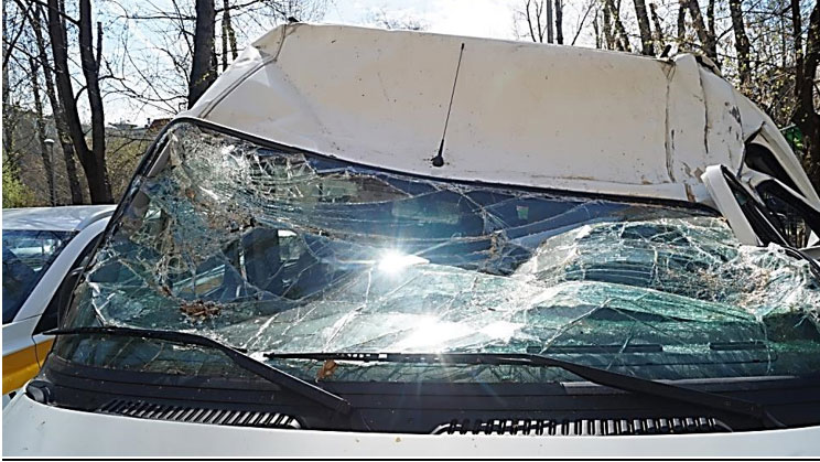 Фото 28. Повреждения передней панели крыши и передней левой стойки кабины