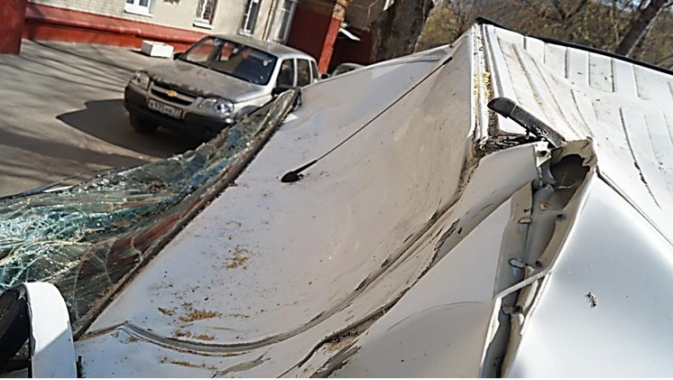 Фото 32. Повреждения передней панели крыши