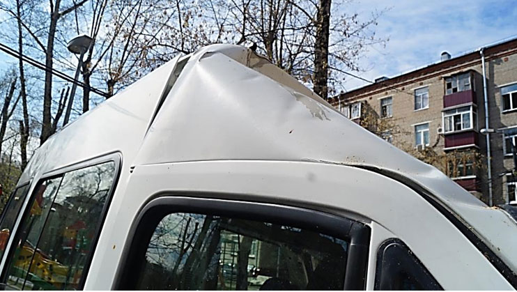 Фото 33. Повреждения передней панели крыши в правой части