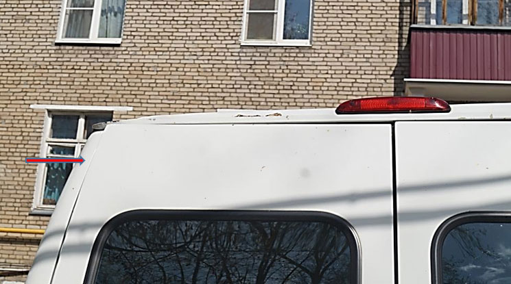 Фото 38. Дверь задка левая - смещение относительно задней левой боковины (показано красной стрелкой)