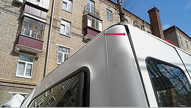 Фото 39. Дверь задка левая - смещение относительно задней левой боковины (показано красной стрелкой)