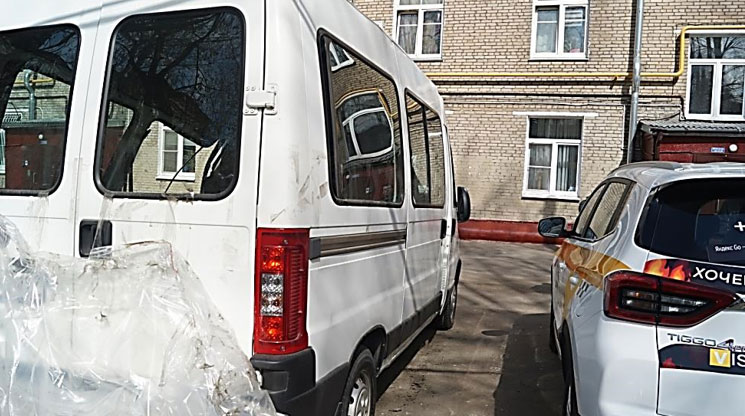 Фото 40. Деформация боковины кузова правой в верхней, средней части